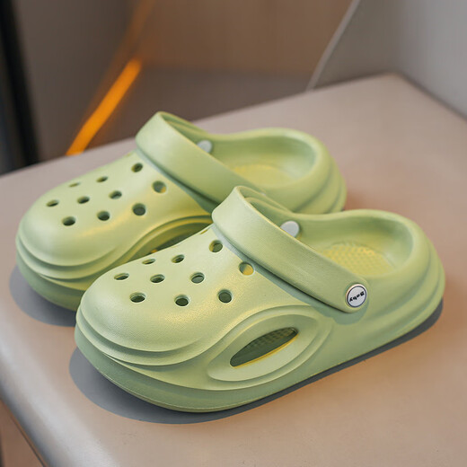 Gesufan Boys Slippers 2025 Été Nouveaux chaussures de trou pour enfants moyens grands enfants Anti-slip Boys Beach Sandwich Green Mosed Model 38