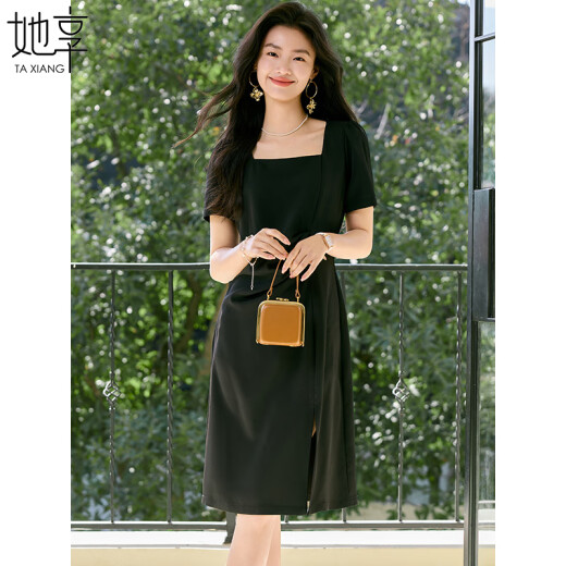 She enjoys a short-sleeved dress with a woman's neck temperament and a versatile little black dress in summer high-waisted slim dress T52Q010
