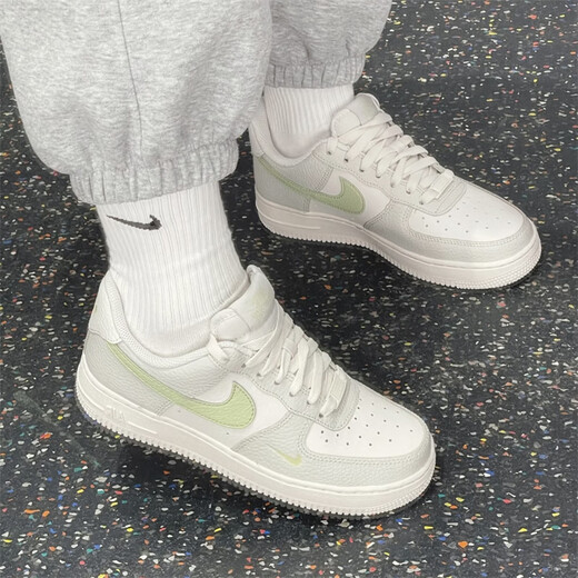 耐克（NIKE）Air Force 1 Mini Swoosh AF1女子全白金空军一号休闲运动板鞋 IB3881-001白绿 38 (240mm)