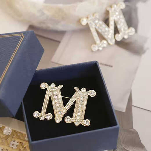 WOUGM letter coat suit pearl brooch high-end exquisite fashion women's corsage small design gold brooch