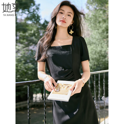 She enjoys a short-sleeved dress with a woman's neck temperament and a versatile little black dress in summer high-waisted slim dress T52Q010
