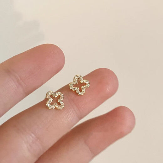 Think more about four-leaf clover earrings for women, sterling silver-plated earrings, 2025 new earrings for women, light luxury, high-end, temperament, and pierced ears, four-leaf clover earrings, a pair