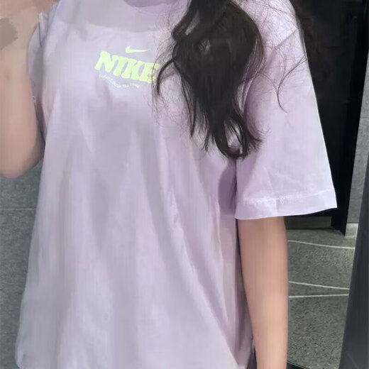 Nike (Nike) reines Baumwollkurzärärmel-Frauen-Englischbrief, das runde Hals druckt, Lose T-Shirt Violet Girls Casual Top-Hälfte HF6180-517/Brave Geständnis/BOLD LOVE L/165/88A