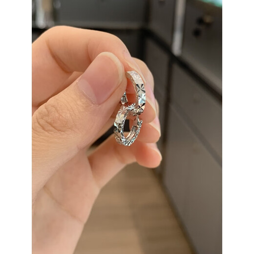 Guanpuge Fat Donglai same style men's platinum earrings PT950 earrings platinum diamond turned rice flower ear buckle plain ring for men and women. Turned flower is about 2.6 grams. A pair is scheduled to have an inner diameter of 9.5