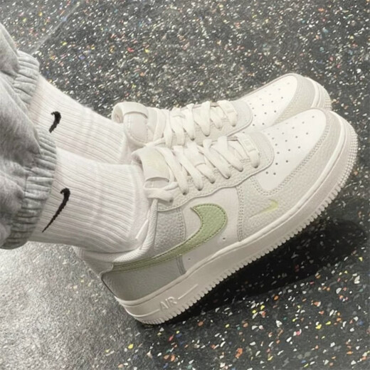 耐克（NIKE）Air Force 1 Mini Swoosh AF1女子全白金空军一号休闲运动板鞋 IB3881-001白绿 38 (240mm)