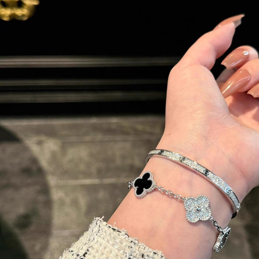 Mo Qianxue Lucky Four-leaf Clover Five-Flower Bracelet for Women 18K Gold Panda Style Laser White Fritillaria Goddess Day Gift White Gold Laser Style