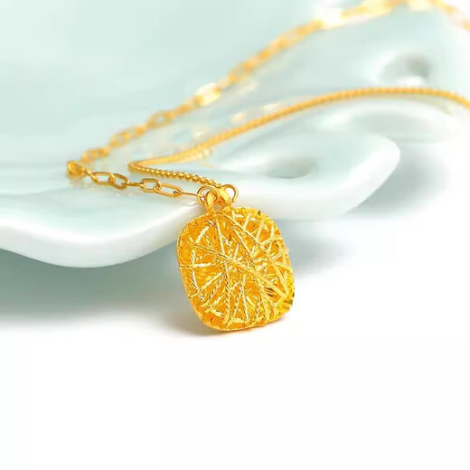 Canxian 18K gold brushed love sugar cube gold pendant light luxury sweet necklace sparkling pendant 0.8g love sugar cube pendant + 18k necklace