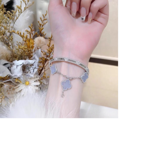 Mo Qianxue Lucky Four-leaf Clover Five-Flower Bracelet for Women 18K Gold Panda Style Laser White Fritillaria Goddess Day Gift White Gold Laser Style