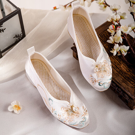 Qiaojiati Spring and Autumn Single Shoes Ethnic Style Retro One-Playing Thick Heel Old Beijing Cloth Shoes Women's Embroidered Shoes with Cheongsam Shoes /Qiongying //White 35