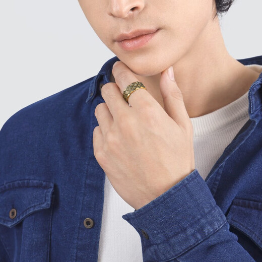 
Zhou Shengsheng Huayu Cool Trend Series Dragon Scale Ancient Gold Ring Foot Gold Ring Ring 94372R Priced 15 rings - 17.84 grams (including labor cost 1,050 yuan)