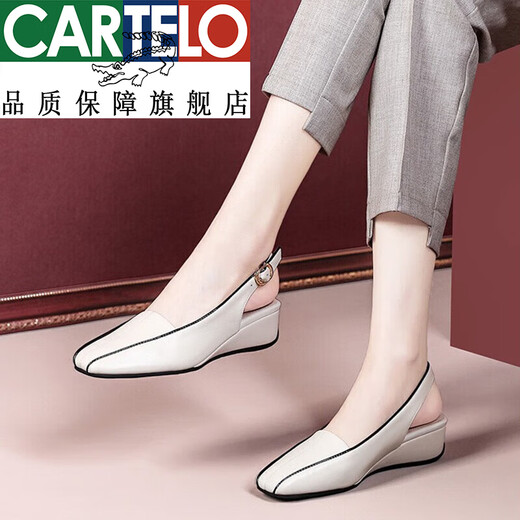 卡帝乐鳄鱼（CARTELO）品牌真皮包头凉鞋女2025春夏新款坡跟女鞋方头百搭后空气质妈妈单 米白色 35