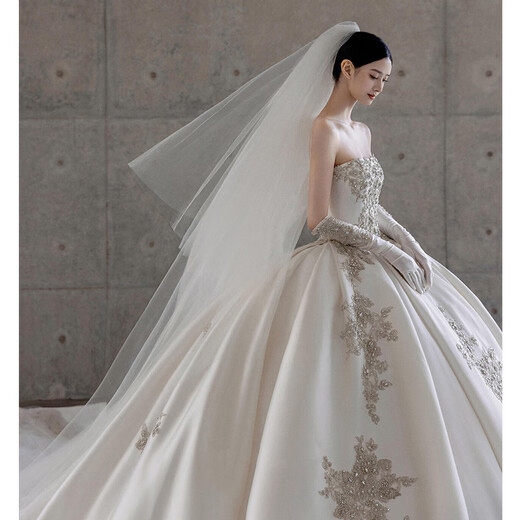 Little Hanlu französische Hochzeitskleid Braut Hauptgarn Retro Satin trägerloser 2025 Neue kleine Textur 2025 Schwanz weiß Heck Hochzeitskleid Geschenk Schleier + Handschuhe + Rock l