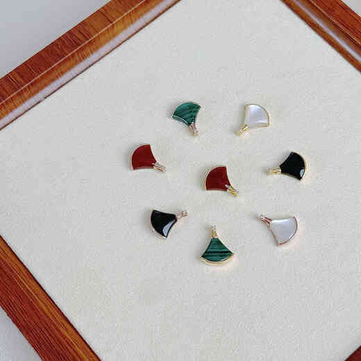 Juke 18K gold mini skirt rose gold pendant au750 color gold gold clavicle chain chain female birthday gift 18k gold rose gold (pendant + 18K gold necklace) mini skirt (red agate)