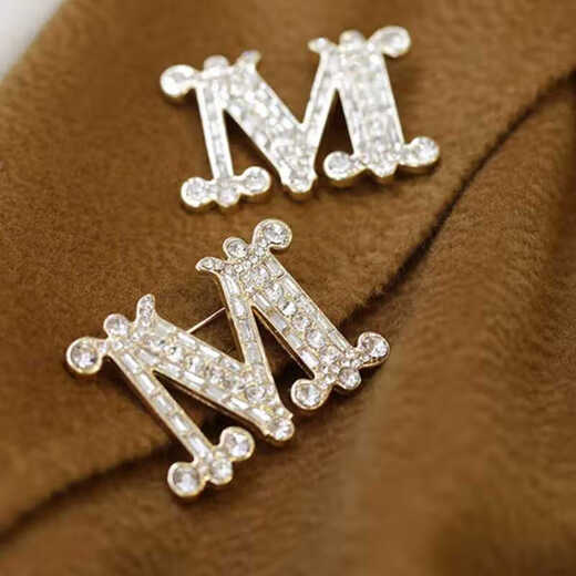 WOUGM letter coat suit pearl brooch high-end exquisite fashion women's corsage small design gold brooch