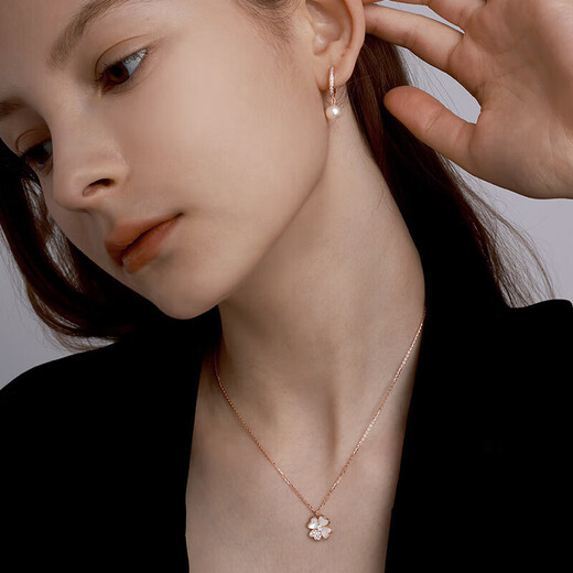 Helena's light luxury four-leaf clover necklace for women, gold color, high-end and exquisite clavicle chain, birthday and Valentine's Day gift for girlfriend, HR official four-leaf clover necklace, rose gold