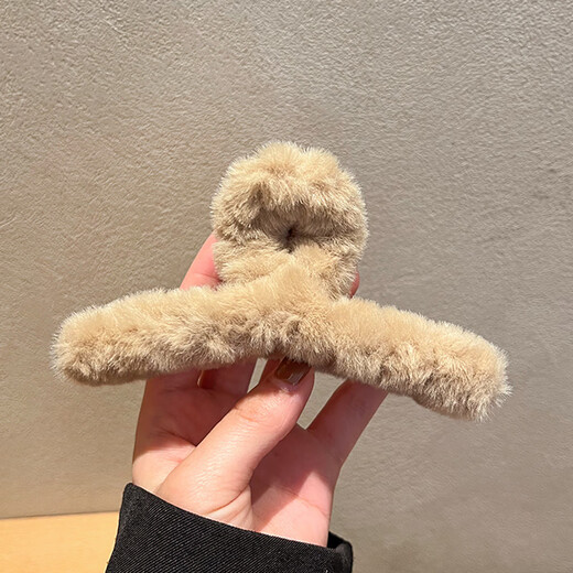 Hesiyu Plush Clip High-end Winter Hair Clip for Girls Back of Head Sand Shark Clip Hair Clip Hair Accessory Plush Dark Brown (11CM)