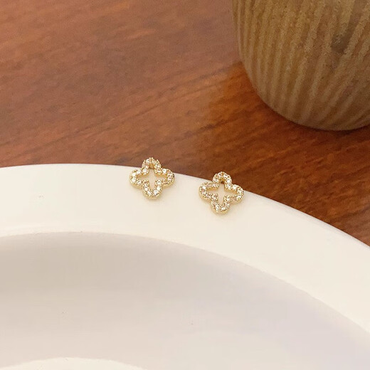 Think more about four-leaf clover earrings for women, sterling silver-plated earrings, 2025 new earrings for women, light luxury, high-end, temperament, and pierced ears, four-leaf clover earrings, a pair