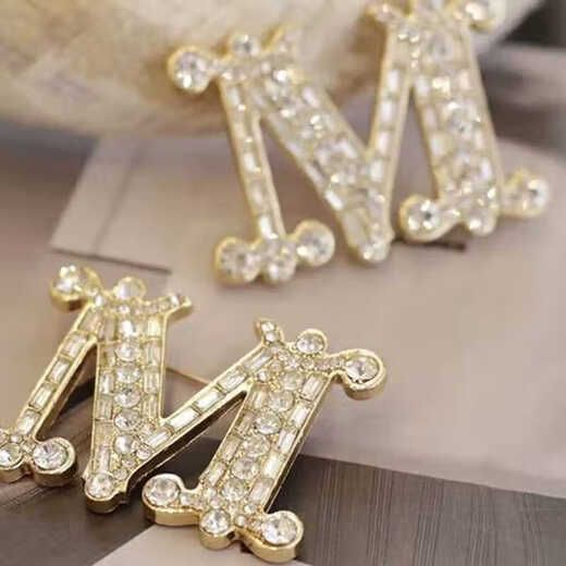 WOUGM letter coat suit pearl brooch high-end exquisite fashion women's corsage small design gold brooch
