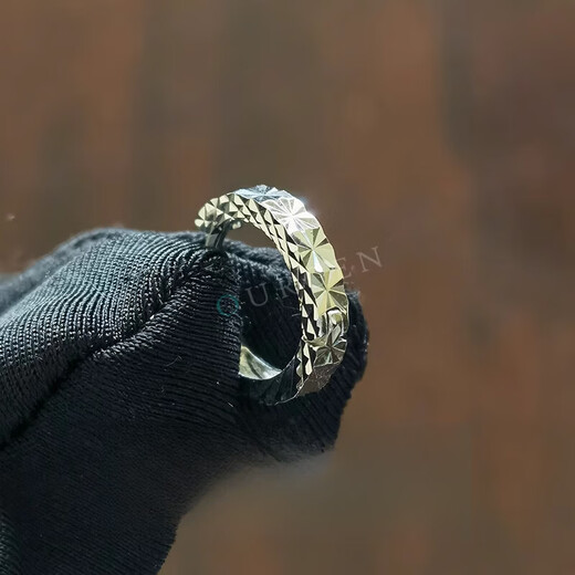 Guanpuge Fat Donglai same style men's platinum earrings PT950 earrings platinum diamond turned rice flower ear buckle plain ring for men and women. Turned flower is about 2.6 grams. A pair is scheduled to have an inner diameter of 9.5