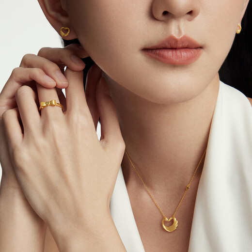 Chow Tai Fook gift heart-shaped swan gold chain necklace love pendant (labor cost 280) 45cm about 5.3g EOF1602