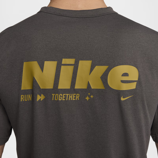 耐克（NIKE）HYVERSE男子防晒速干短袖上衣春季T恤反光HV4882 399沙漠苔绿/冷杉绿/银 XS