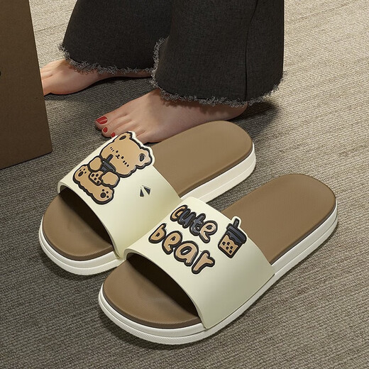 Ein Shangfen-Sandalen für Frauen im Sommer im Sommer und im Freien Cartoon Weicher und niedlicher Bär bequeme, weiche dicke Sohle ohne Schlupfbadpaar Pantoffeln für Männer ein weißer Kaffee 38-39 für 37-38 geeignet