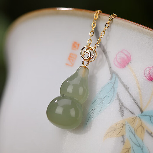 Chihuan 18K gold buckle Hetian sapphire pendant Fuhelu retro personality Xiangyun gourd women's clavicle necklace free silver chain 18K gold inlaid Hetian jade gourd necklace