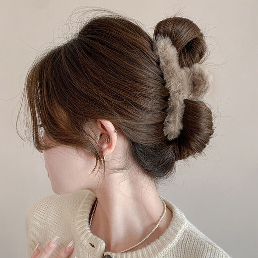 Autumn and winter plush hair clips, oversized shark clips, hair accessories, cross hair clips, hair clips for the back of the head, plush hair clips, 1 random color