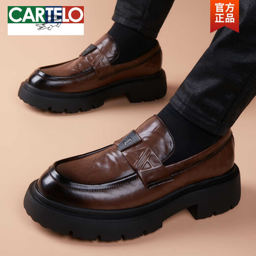 卡帝乐鳄鱼（CARTELO）新款休闲皮鞋男真皮韩版潮流商务厚底轻质橡胶发泡底一脚蹬乐福鞋 亮皮款黑色 12398 38