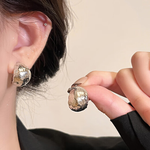 Metal pleated earrings for women, niche design, irregular earrings, 2024 new trendy simple earrings, golden irregular pleated earrings, one pair