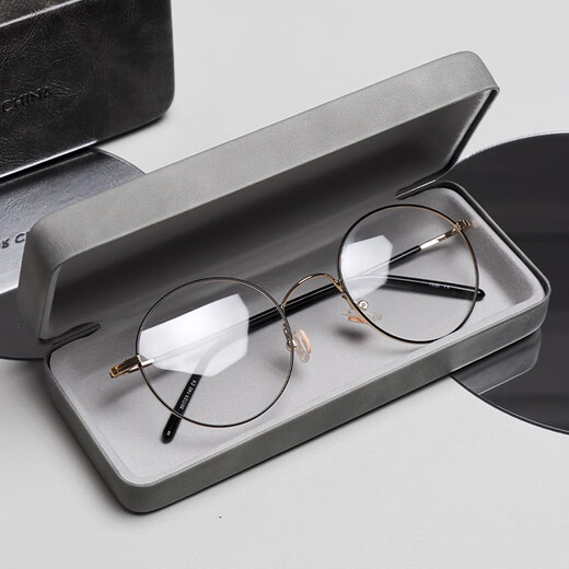 Yonghuan Brille Box fühlt sich tragbare Anti-Druck- und Anti-Druck-Ins Japanische Einfache Sonnenbrille Frauenlagerung mattbrauner Glasstuch
