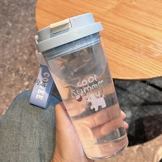 Tasse d'eau avec beaux looks et boissons doubles pour les étudiants, mignon chien de coco, filles portables d'été paille en plastique tasse portable tasse d'accompagnement [pendentif + double boisson] laiteux bleu d'été 688 ml de tasse [envoyer des autocollants]