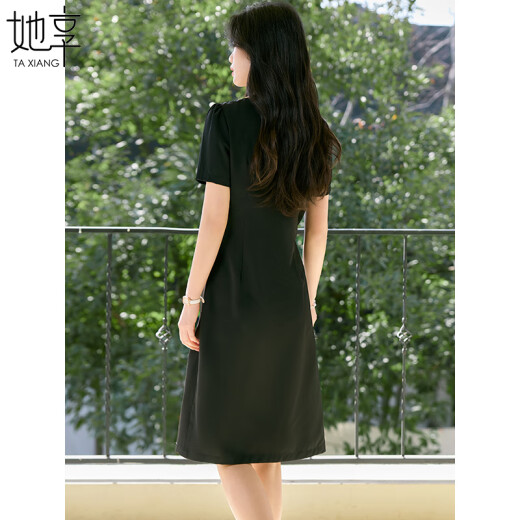 She enjoys a short-sleeved dress with a woman's neck temperament and a versatile little black dress in summer high-waisted slim dress T52Q010
