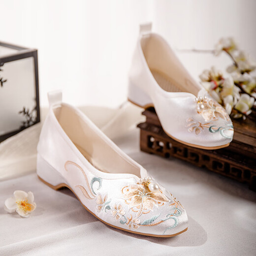 Qiaojiati Spring and Autumn Single Shoes Ethnic Style Retro One-Playing Thick Heel Old Beijing Cloth Shoes Women's Embroidered Shoes with Cheongsam Shoes /Qiongying //White 35