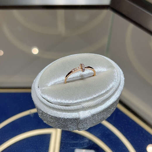 Sen uses 18K gold, rose gold, platinum nails, diamond rings, diamond rings, rows of rings for women, stacked rings, full of diamonds and group settings as a gift to his girlfriend.