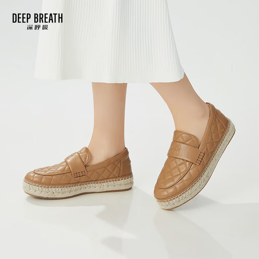 Souffle profonde souffle les chaussures de femme de la femme.