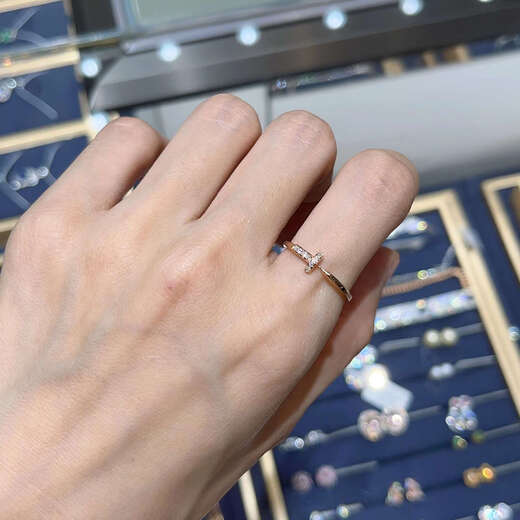 Sen uses 18K gold, rose gold, platinum nails, diamond rings, diamond rings, rows of rings for women, stacked rings, full of diamonds and group settings as a gift to his girlfriend.