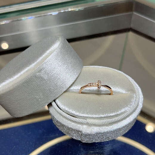 Sen uses 18K gold, rose gold, platinum nails, diamond rings, diamond rings, rows of rings for women, stacked rings, full of diamonds and group settings as a gift to his girlfriend.