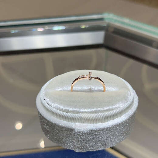 Sen uses 18K gold, rose gold, platinum nails, diamond rings, diamond rings, rows of rings for women, stacked rings, full of diamonds and group settings as a gift to his girlfriend.