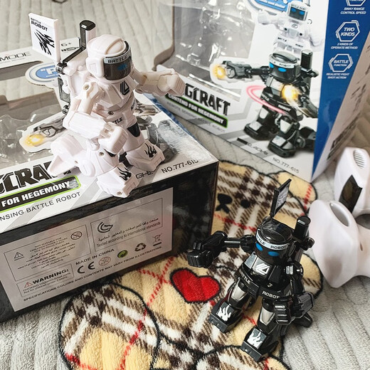 Somatosensory remote control battle robot children's interactive black technology double boxing fighting toys black and white combination robot, handheld battery screw, official standard configuration