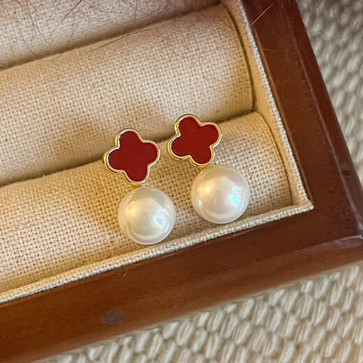 Flash engraved four-leaf clover earrings for women, light luxury niche earrings, new temperament French birthday gift, red four-leaf clover earrings s925 silver needle