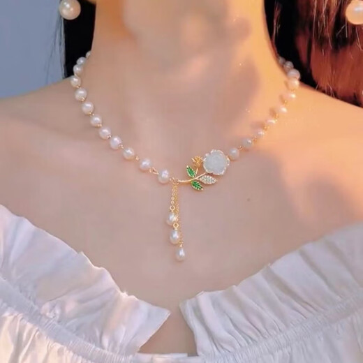 Fat Donglai's same style pearl necklace small pendant with various design sense Wuminghua Danshui fashionable and elegant clavicle chain Douyin 520%23 plum blossom pearl necklace