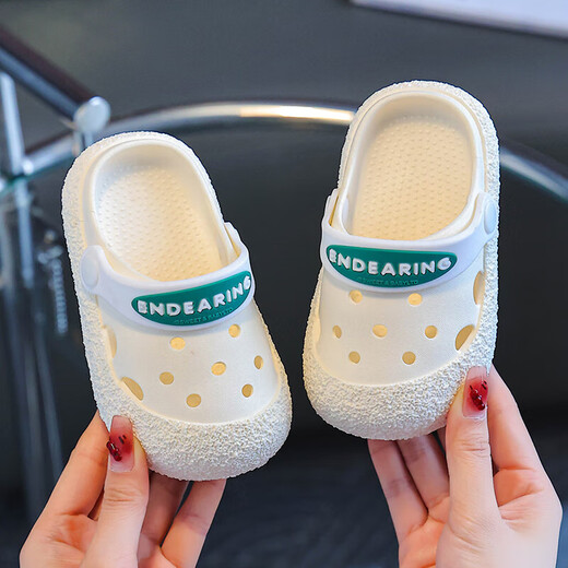 Slippers pour enfants Summer 2025 Nouveaux chaussures de trou de bébé de sandales intérieures antidérapantes