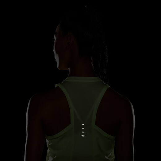 耐克女子速干跑步背心秋季反光透气NIKE SWIFT DRI-FIT HQ0621 701微黄绿/银 M