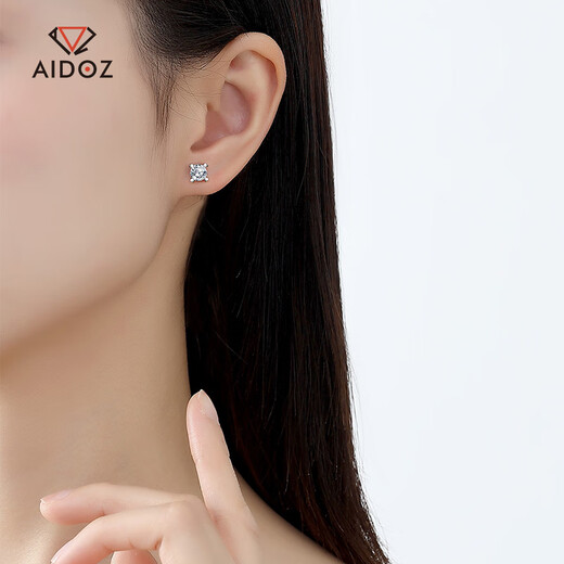 Aido Diamond pt950 platinum imitation diamond earrings, fashionable boutique platinum earrings, small earrings, versatile earrings, one pair, 2.6-2.8g