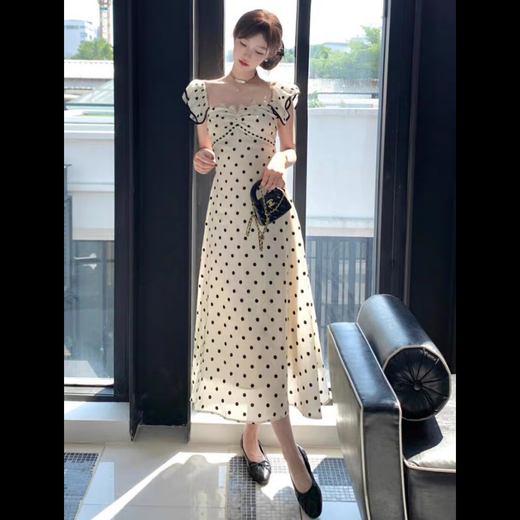 Jingsha French Vestido nuevo para mujeres 2025 Summer Retro Cuque Retro Cuidado en blanco y negro Temperamento de lunares de lunares que abrazan la cintura de longitud media beige blanca se puede tener en cuenta