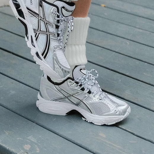 亚瑟士（asics）GEL-NIMBUS10.1黑白复古潮流男鞋阴阳双生跑步鞋女 1203A780-001【黑灰色】 正品保 39.5