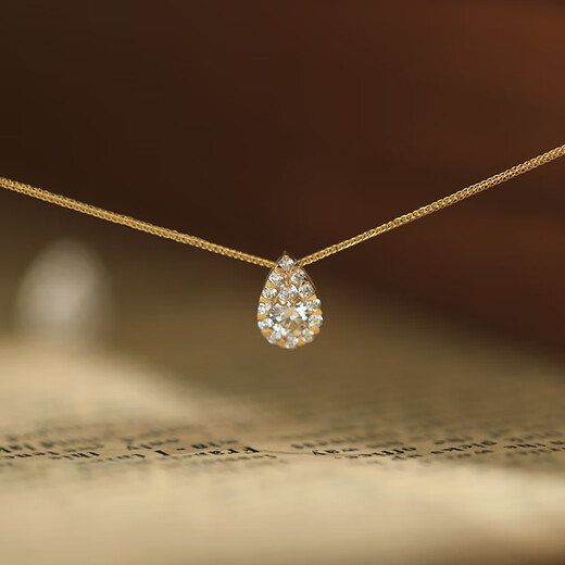 Sen uses 18K gold stone necklace, clavicle chain to show the size of the gift, gold inlaid pendant, drop-shaped pendant VS/slightly flawed pendant H/white 10 points