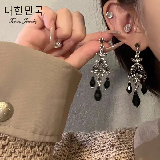 Boucles d'oreilles La rétro pour les femmes, style Hong Kong, conception de niche de luxe légère européenne et américaine, NOUVEAUX BOUCES DE CLIP DE PEUTS EAVEUR SIRGLE EXAGNÉE 925 Silver à aiguille-miaojiang (GA3527)
