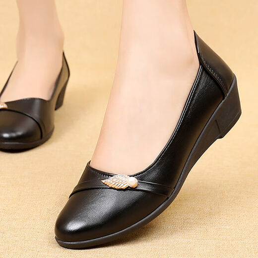 Dadong Women's 2025 Spring and Summer Single Shoes Mom Shoes Middle-aged and Elderly Soft Sole Wedge Non-slip Comfortable Casual Leather Shoes Work Shoes Sandals Women 906 Black 37